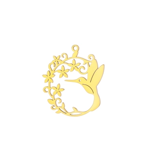 Vue détaillée d'un pendentif colibri doré avec couronne florale pour création de bijoux
