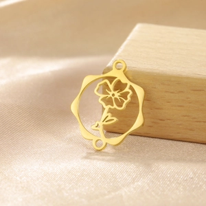 Gros plan du pendentif fleur de naissance plaqué or 18K avec doubles boucles pour bijoux