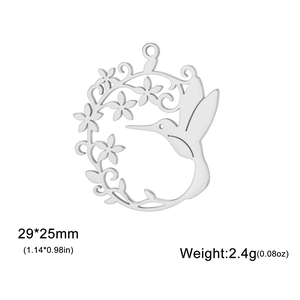 Vue détaillée du pendentif colibri en acier inoxydable, dimensions 29x25mm et poids 2,4g