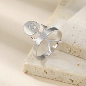 Dettaglio dell'anello in acciaio inox a forma di omino con faccina su pietra naturale