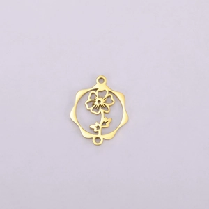 Détail d'un pendentif fleur ajouré en acier inoxydable plaqué or de haute qualité