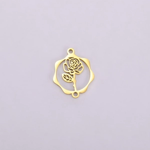 Détail du pendentif rose évidé en acier inoxydable doré avec doubles anneaux de connexion