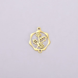 Détail du pendentif floral ajouré doré avec motif de houx et doubles anneaux de fixation