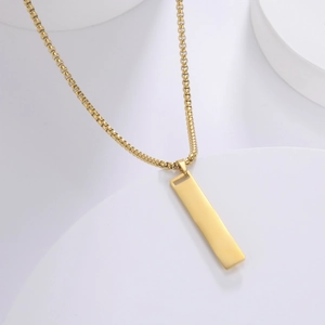 Collar minimalista de acero inoxidable dorado con colgante rectangular y cadena de perlas