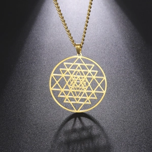 Detail van de gouden Sri Yantra hanger ketting met geometrisch driehoekig patroon