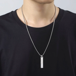 Collar minimalista de acero inoxidable plateado con colgante rectangular para hombres
