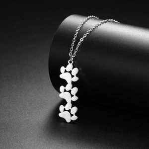 Collana in acciaio inossidabile lucido con tre pendenti minimalisti a forma di zampa