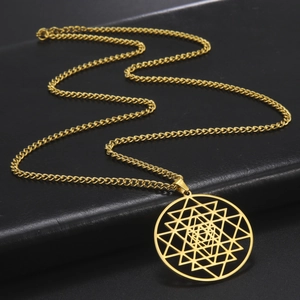 Vergulde roestvrijstalen ketting met een geometrische hanger van overlappende driehoeken