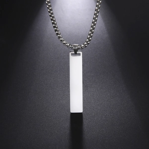 Collar minimalista con colgante de barra rectangular en acero inoxidable pulido unisex