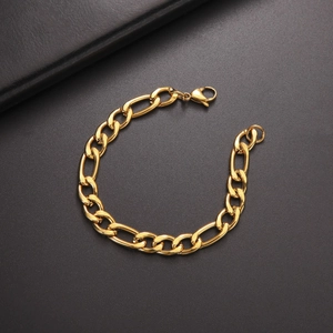 Dettaglio del bracciale a catena Figaro in acciaio inossidabile placcato oro 18K