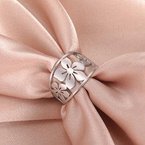 Dettaglio dell'anello traforato con fiori di ciliegio su seta satinata rosa