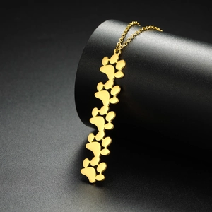Dettaglio della collana con ciondolo a impronta di zampa dorata con finitura lucida a specchio