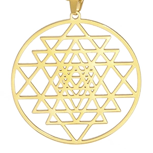 Macro-detail van de gouden Sri Yantra mandala geometrische hanger met gepolijste afwerking