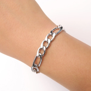 Vista dettagliata del bracciale Figaro in acciaio lucido al polso con maglie resistenti