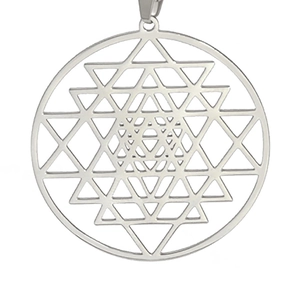 Detail van de Sri Yantra hanger van roestvrij staal met ingewikkelde geometrische uitsparingen