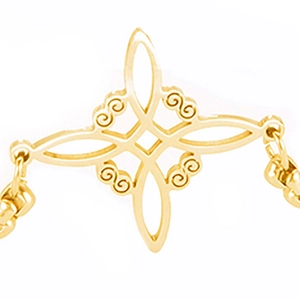 Vue macro du pendentif nœud de sorcière doré avec motifs celtiques en spirale gravés