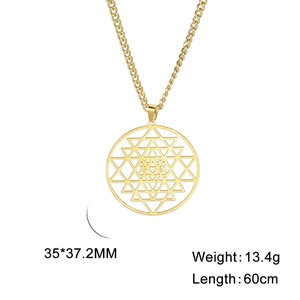 Detail van Sri Yantra gouden hanger met 35x37,2mm maat en 60cm lange curb ketting
