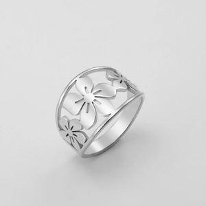 Dettaglio dell'anello in acciaio inossidabile argento con motivo di fiori di ciliegio