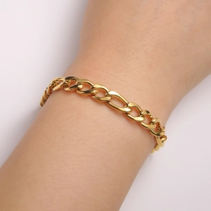 Dettaglio del bracciale a catena Figaro placcato oro 18 carati indossato al polso