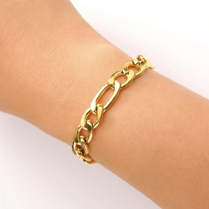 Bracciale a catena Figaro in acciaio inossidabile placcato oro 18K su polso femminile