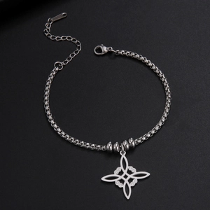 Primer plano de colgante nudo de bruja con cuentas en pulsera de cadena de acero inoxidable