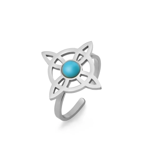 Makroaufnahme von Edelstahl Hexenknoten Ring mit eingelegter blauer Saphirperle