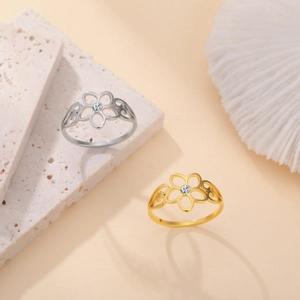Gepolijste holle vijfbladige bloemringen in goud en zilver met zirkonia inlegwerk