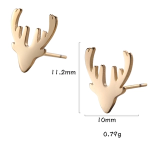 Vista dettagliata degli orecchini a perno con renna dorata, dimensioni 11,2 mm x 10 mm