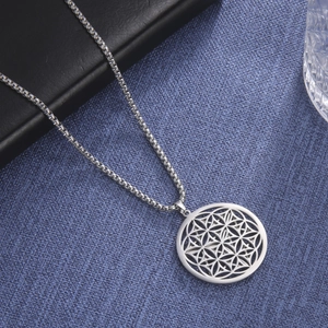 Vue détaillée du pendentif fleur de vie en acier inoxydable argenté sur une chaîne box