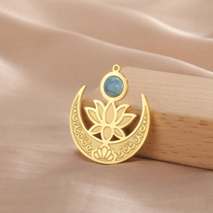 Détail du pendentif lune en acier inoxydable doré 18K avec lotus et pierre bleue