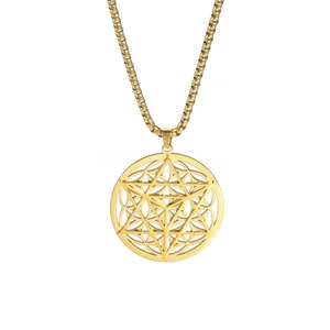 Détail du pendentif géométrique doré Merkaba Fleur de Vie et sa chaîne à mailles carrées