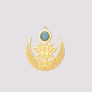 Détail du pendentif croissant de lune en or 18K avec lotus ajouré et pierre bleue