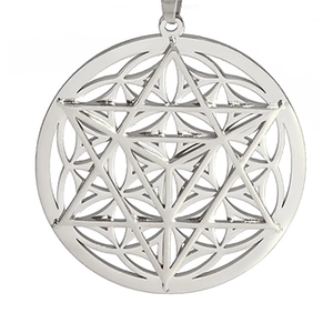 Gros plan d'un pendentif Merkaba en acier inoxydable argenté au motif géométrique