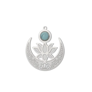Gros plan du pendentif croissant et lotus en argent avec incrustation de turquoise