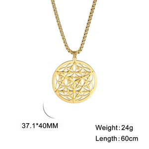 Détail macro du pendentif Merkaba en acier doré mesurant 37,1x40mm sur une chaîne de type boîte