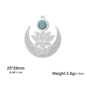 Vue détaillée du pendentif lune et lotus avec turquoise et dimensions du produit
