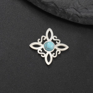 Detalle macro del colgante de nudo celta de plata con incrustación de piedra turquesa