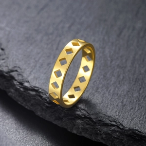 Anillo de acero inoxidable chapado en oro de 18K con diseño geométrico de rombos huecos