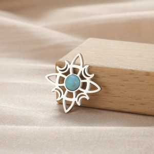 Detalle del colgante de nudo celta con gema azul y diseño de estrella grabada