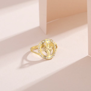Κοντινό πλάνο δαχτυλιδιού witch knot 18K με κυκλικό δίσκο διακοσμημένο με κρύσταλλα