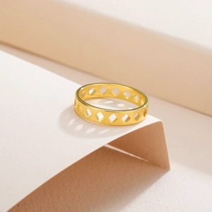 Vista detallada de anillo de acero inoxidable chapado en oro 18K con rombos geométricos