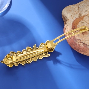 Elegant gold metal flower hair clip featuring an automatic spring buckle on a blue background