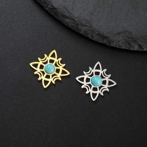 Detalle de colgantes de nudo celta en oro y plata con incrustación de turquesa