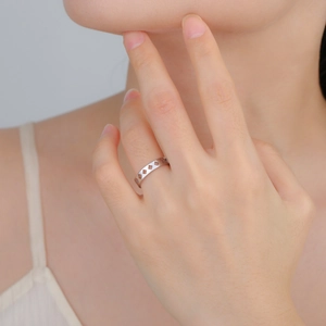 Anillo minimalista de acero inoxidable con diseño geométrico de rombos huecos