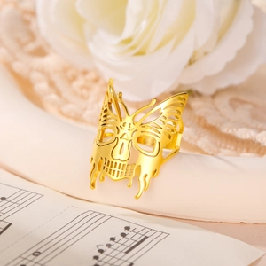 Dettaglio macro di anello a farfalla con teschio placcato oro 18k ed effetto lava