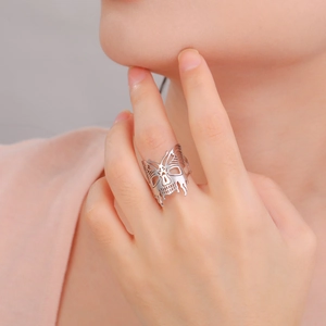 Anello gotico a farfalla con teschio in acciaio inossidabile indossato da una modella
