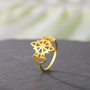 Δαχτυλίδι από ανοξείδωτο ατσάλι 18K με κέλτικο κόμπο και περίπλοκο διάτρητο λουλουδάτο σχέδιο