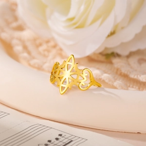Λεπτομέρεια από επιχρυσωμένο δαχτυλίδι 18k με διάτρητα σχέδια σταυρού και φεγγαριού