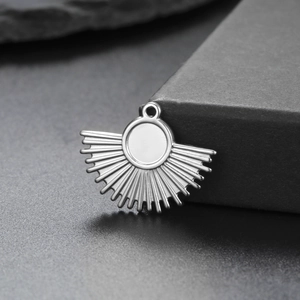 Detailansicht silberner fächerförmiger Edelstahl-Anhänger mit radialer Textur für DIY-Schmuck