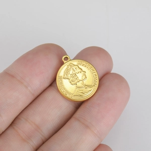 Ciondolo moneta vintage in acciaio inossidabile placcato oro 18k con rilievo Regina